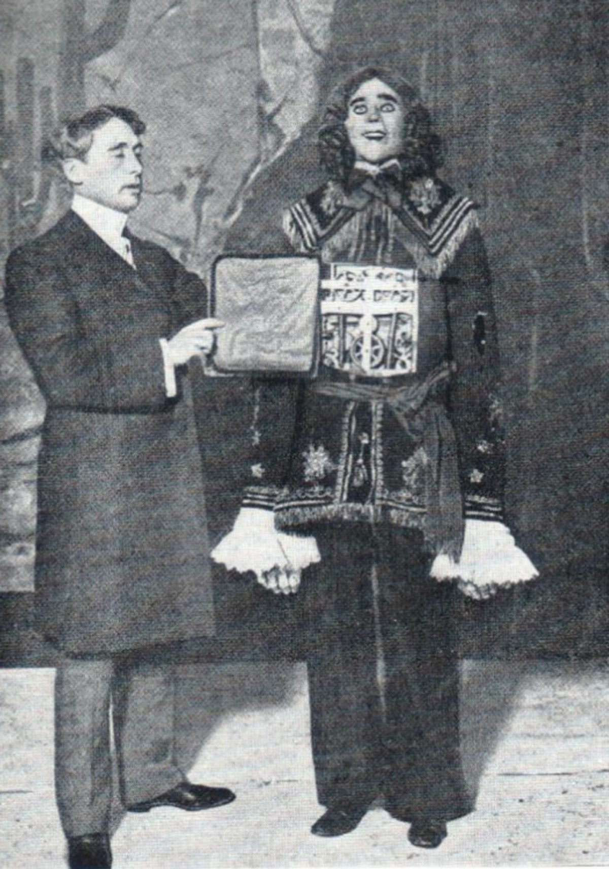 „Enigmarelle“ im Zirkus Busch, um 1906: „Enigmarelle“ im Zirkus Busch, um 1906