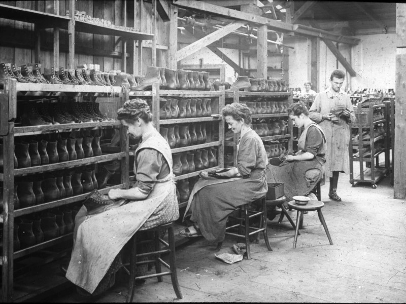 Arbeiterinnen in einer Schuhfabrik: Arbeiterinnen in einer Schuhfabrik, Fotografie, um 1920